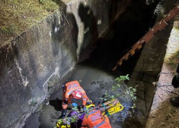 Bombeiros resgatam homem que caiu em galeria no bairro Vila São João, em Campo Belo