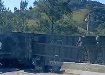 Acidente entre carretas mata motorista e congestiona BR-381, no Sul de Minas