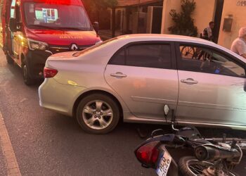 Acidente entre carro e moto mobiliza o Corpo de Bombeiros em Arcos