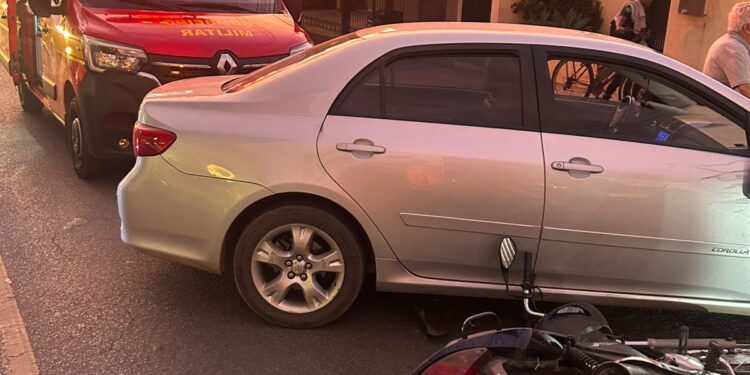 Acidente entre carro e moto mobiliza o Corpo de Bombeiros em Arcos