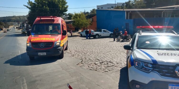 Motociclista fica ferido após colisão com carro no bairro Mangabeiras, em Formiga