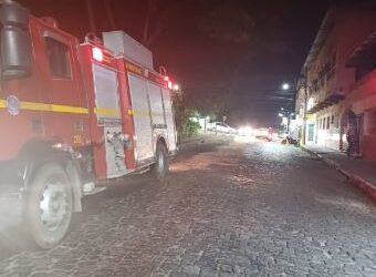 Formiga: derramamento de óleo diesel causa perigo de derrapagem em via pública