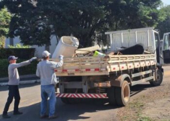 Mutirão retira três caminhões de entulho em Córrego Fundo