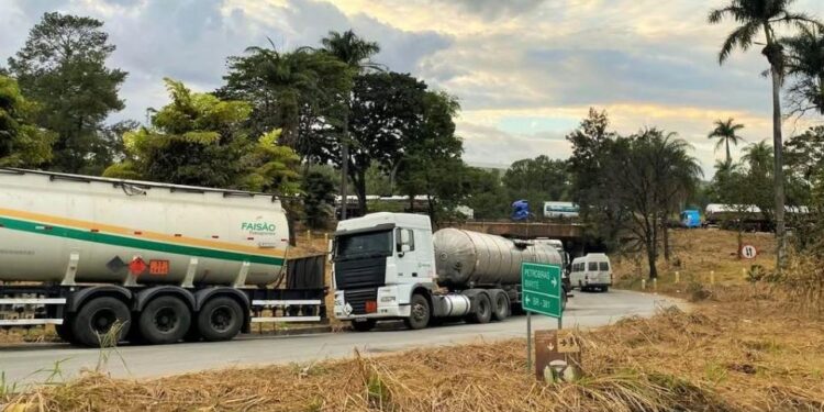 Caminhoneiros entram em greve e podem afetar abastecimento de combustível em Minas