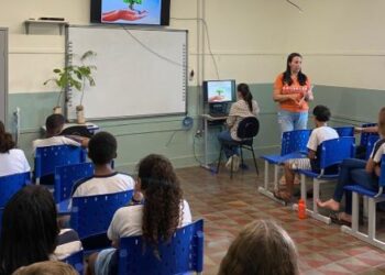 Prefeitura participa de ação ambiental promovida por escola em Córrego Fundo