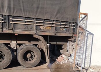 Semirreboque desgovernado atinge carro, árvore, muro e parede de comércio em Formiga