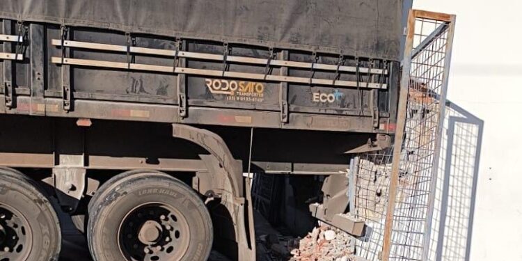 Semirreboque desgovernado atinge carro, árvore, muro e parede de comércio em Formiga