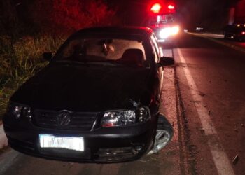 Homem embriagado capota carro na BR-354, em Cana Verde, e é socorrido pelos Bombeiros