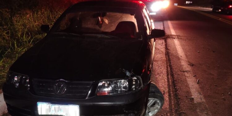 Homem embriagado capota carro na BR-354, em Cana Verde, e é socorrido pelos Bombeiros