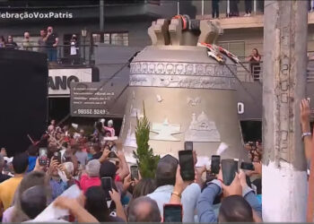 Maior sino do mundo, Vox Patris, chega a Trindade (GO) em cerimônia acompanhada por milhares de fiéis