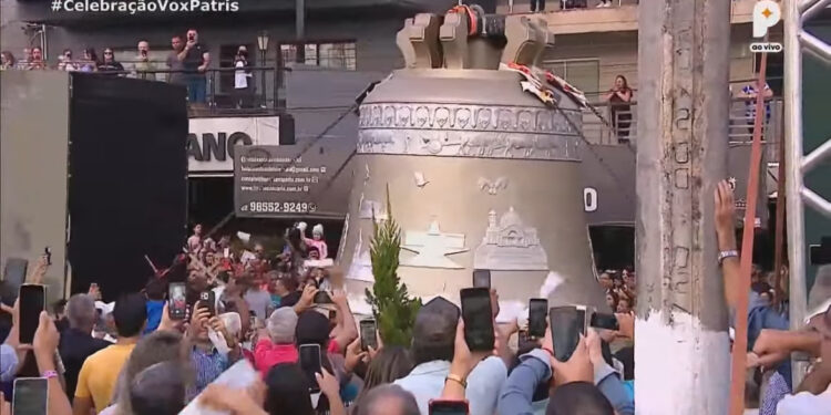 Maior sino do mundo, Vox Patris, chega a Trindade (GO) em cerimônia acompanhada por milhares de fiéis