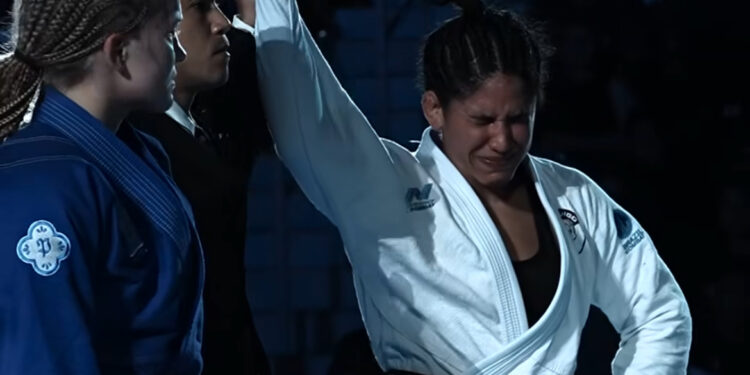 Atleta formiguense Thalyta Silva conquista título mundial de Jiu-Jitsu com vitória sobre a americana Elisabeth Clay