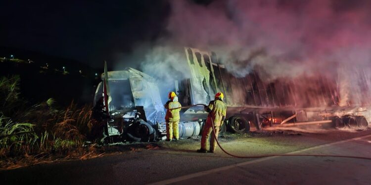 Caminhão carregado com frango congelado pega fogo na BR-262, em Nova Serrana