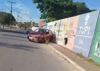 Condutor com sinais de embriaguez colide contra muro do Parque de Exposições em Formiga