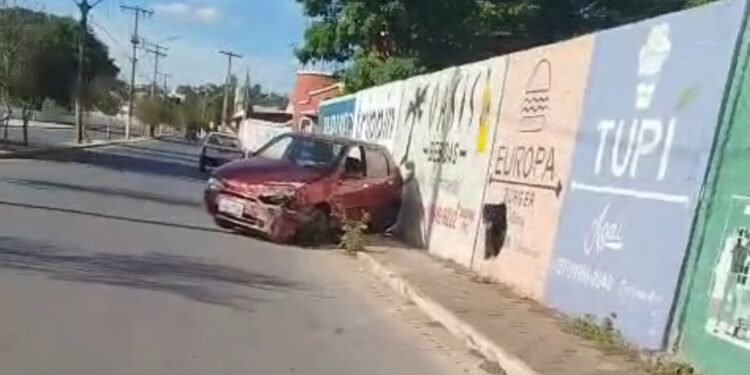 Condutor com sinais de embriaguez colide contra muro do Parque de Exposições em Formiga