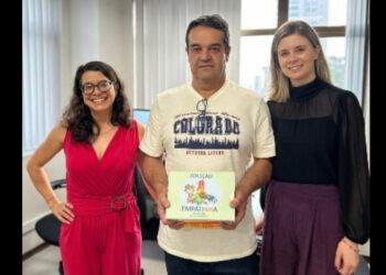 Projeto que resgata galos de rinha vira livro para crianças e inspira educação sobre bem-estar animal