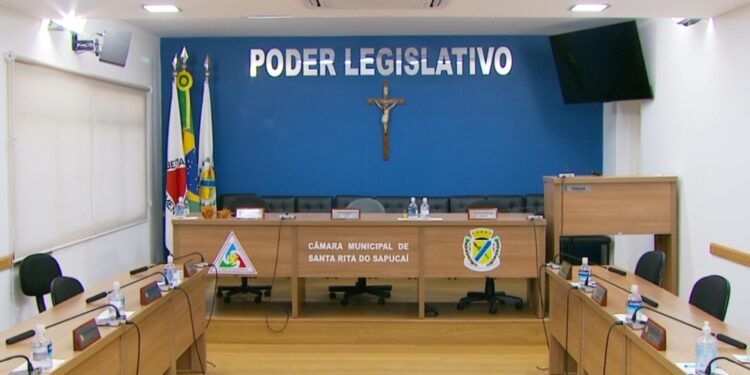 Vereador que confessou colocar laxante na água de colega renuncia ao mandato em MG