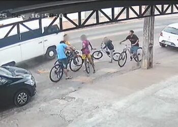 Adolescente morre e outro fica gravemente ferido após pegarem “rabeira” em caminhão e serem atropelados em Varginha