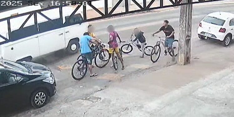 Adolescente morre e outro fica gravemente ferido após pegarem “rabeira” em caminhão e serem atropelados em Varginha