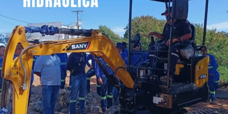 SAAE de Formiga adquire miniescavadeira para reforçar serviços de manutenção