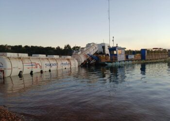 Carreta com 35 mil litros de etanol cai em represa ao sair de balsa em Morada Nova de Minas