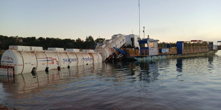 Carreta com 35 mil litros de etanol cai em represa ao sair de balsa em Morada Nova de Minas