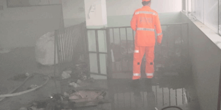 Incêndio em amontoado de caixas de papelão mobiliza Bombeiros em supermercado de Formiga