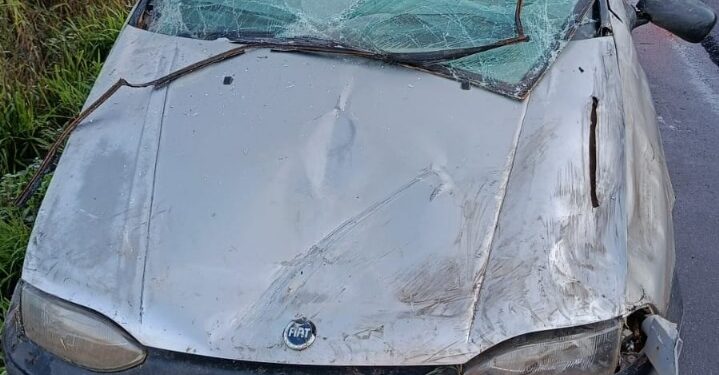 Capotamento de veículo na BR-354 deixa três vítimas feridas em Formiga