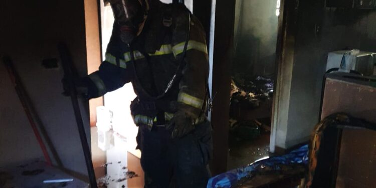 Morador incendeia própria casa após desavença familiar em Formiga