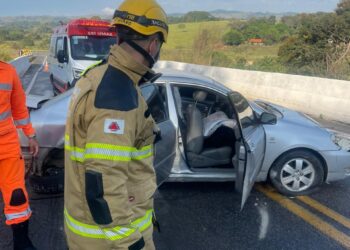 Homem perde controle direcional, sofre acidente e moto colide com carro que prestava socorro, em Oliveira