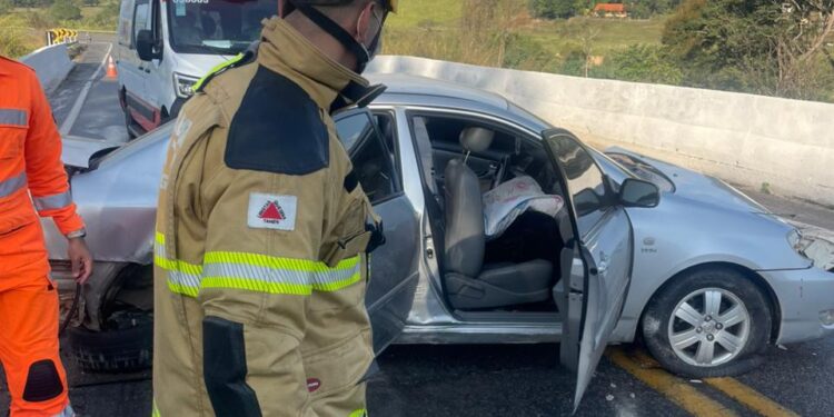Homem perde controle direcional, sofre acidente e moto colide com carro que prestava socorro, em Oliveira