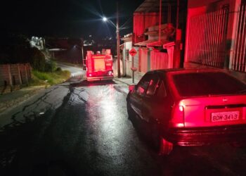 Carro pega fogo em Formiga durante a madrugada; suspeita é de incêndio criminoso
