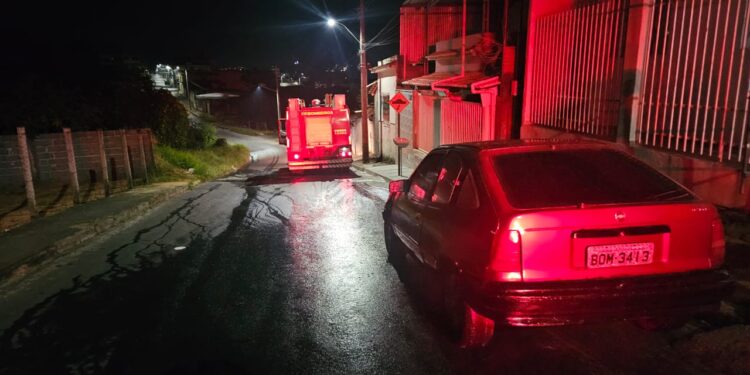Carro pega fogo em Formiga durante a madrugada; suspeita é de incêndio criminoso