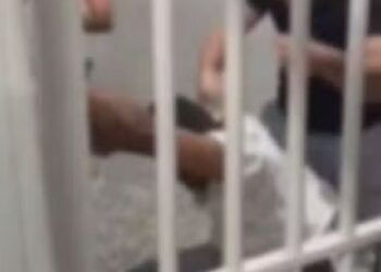 Agressor busca atendimento médico no mesmo local que vítima e é espancado pelos filhos dela