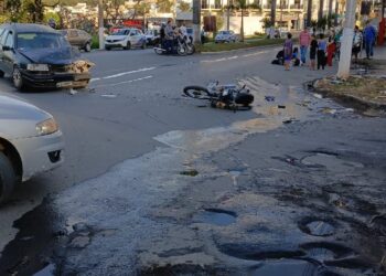 Casal fica ferido após moto colidir com carro em avenida de Arcos
