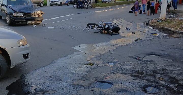 Casal fica ferido após moto colidir com carro em avenida de Arcos