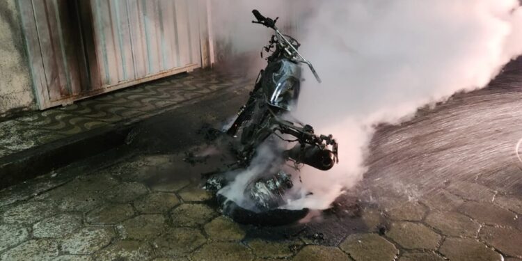 Corpo de Bombeiros divulga informações sobre incêndio em motocicleta no bairro Nossa Senhora de Lourdes