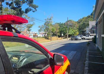 Bombeiros removem fiação que oferecia risco de eletrocussão em avenida de Formiga
