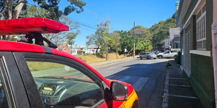 Bombeiros removem fiação que oferecia risco de eletrocussão em avenida de Formiga