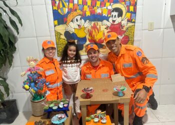 Após superar grave acidente de moto, criança recebe surpresa dos bombeiros de Formiga