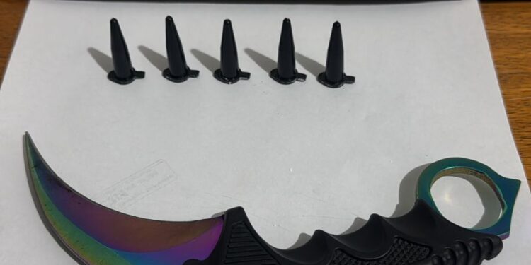 Jovem é preso suspeito de tráfico de drogas e punhal é apreendido em Arcos