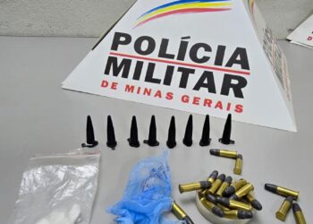 Tráfico de drogas e posse de munições: PM prende dois homens e apreende adolescente em Arcos