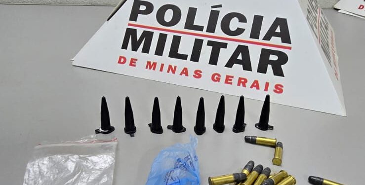 Tráfico de drogas e posse de munições: PM prende dois homens e apreende adolescente em Arcos