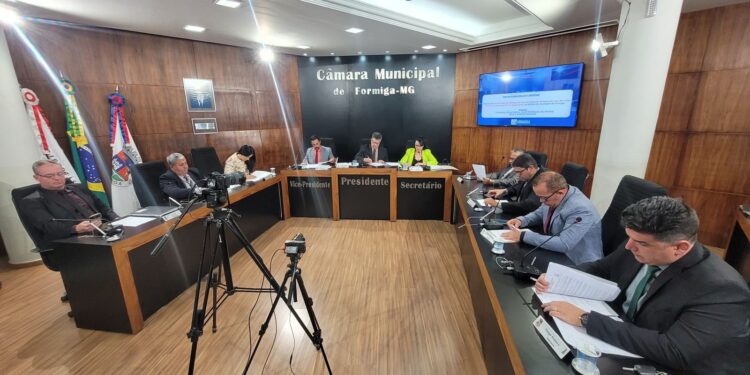 Câmara de Formiga derruba dois vetos do Executivo a projetos de autoria parlamentar