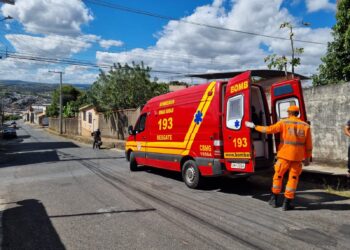 Formiga: mulher sofre queda de moto após passar sobre placa no bairro Santa Tereza