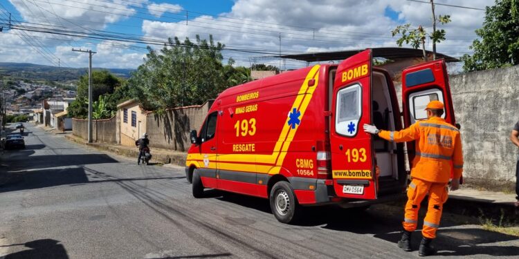 Formiga: mulher sofre queda de moto após passar sobre placa no bairro Santa Tereza