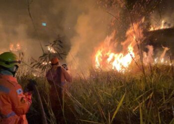 Incêndio ameaça residências e oficina que abrigava diversos veículos no bairro Nossa Senhora de Lourdes