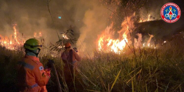 Incêndio ameaça residências e oficina que abrigava diversos veículos no bairro Nossa Senhora de Lourdes