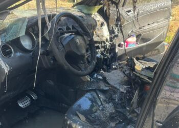 Veículo pega fogo enquanto transitava pelo bairro Bom Pastor, em Divinópolis