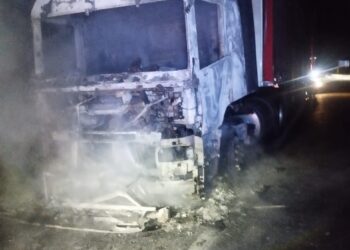 Bombeiros combatem incêndio em cabine de carreta na BR-381